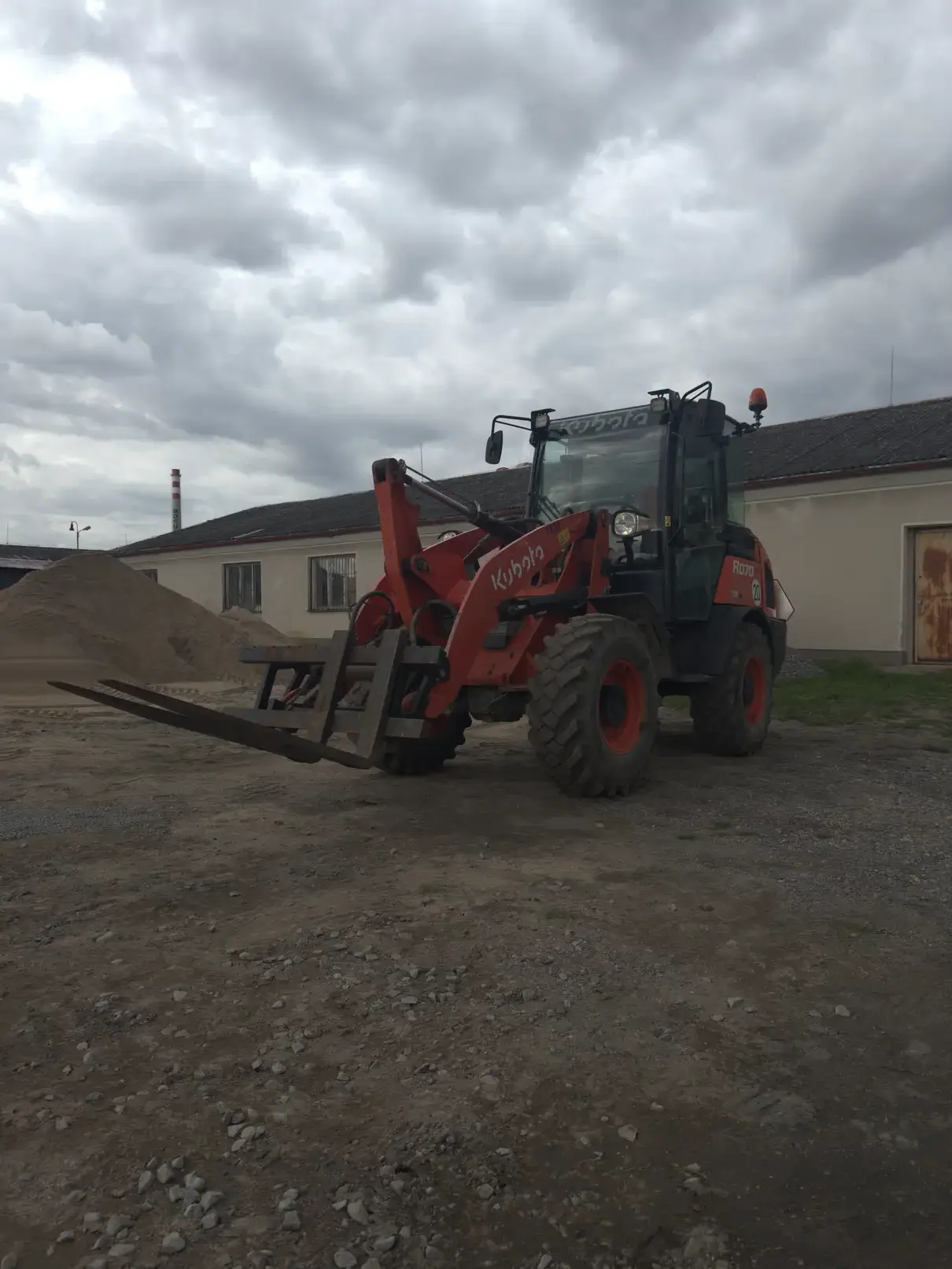 Kolový nakladač Kubota R070 s paletizačními vidlemi - Kolín