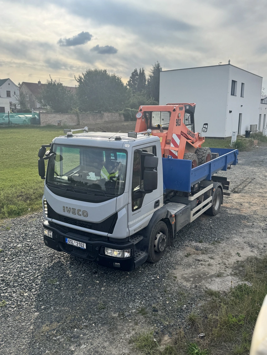 Nákladní auto s nakladačem Locusta na korbě